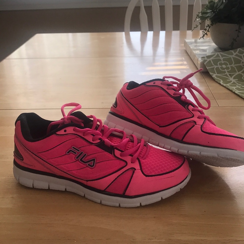 Tennis shoes